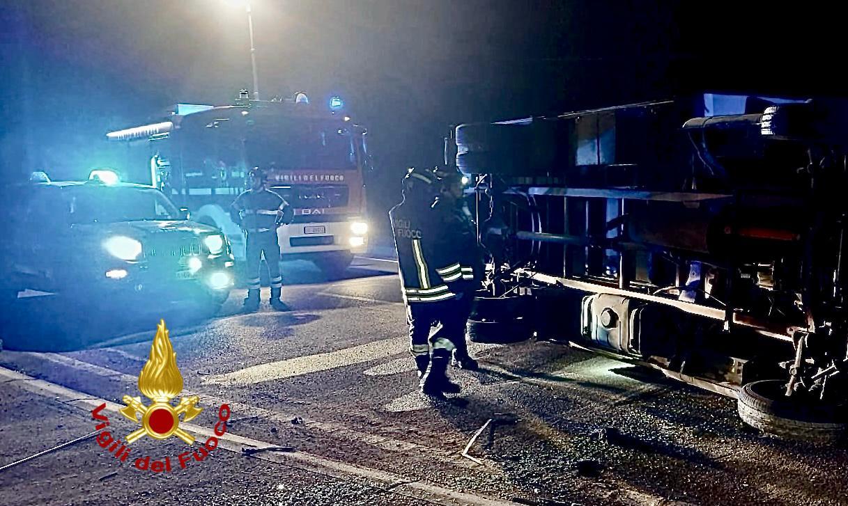 Centra in pieno la rotatoria, furgone si ribalta: un ferito ad Alghero