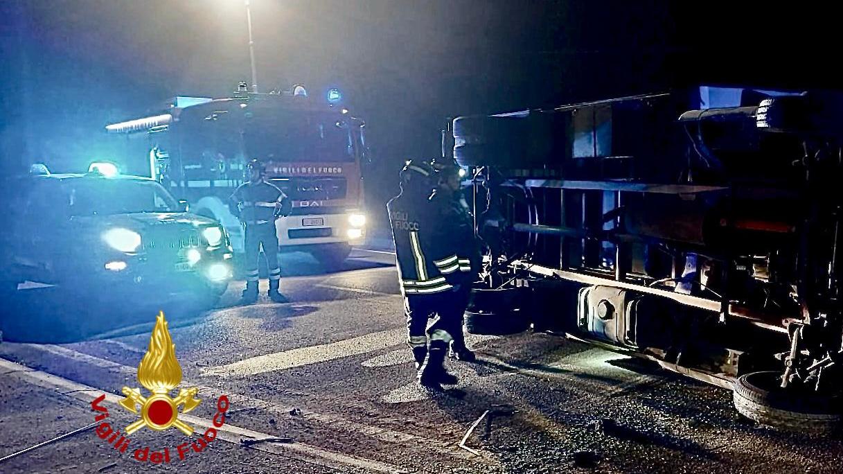 Centra in pieno la rotatoria, furgone si ribalta: un ferito ad Alghero