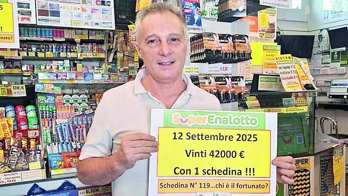 Il cartello che mostra la vincita alla tabaccheria La Coccinella