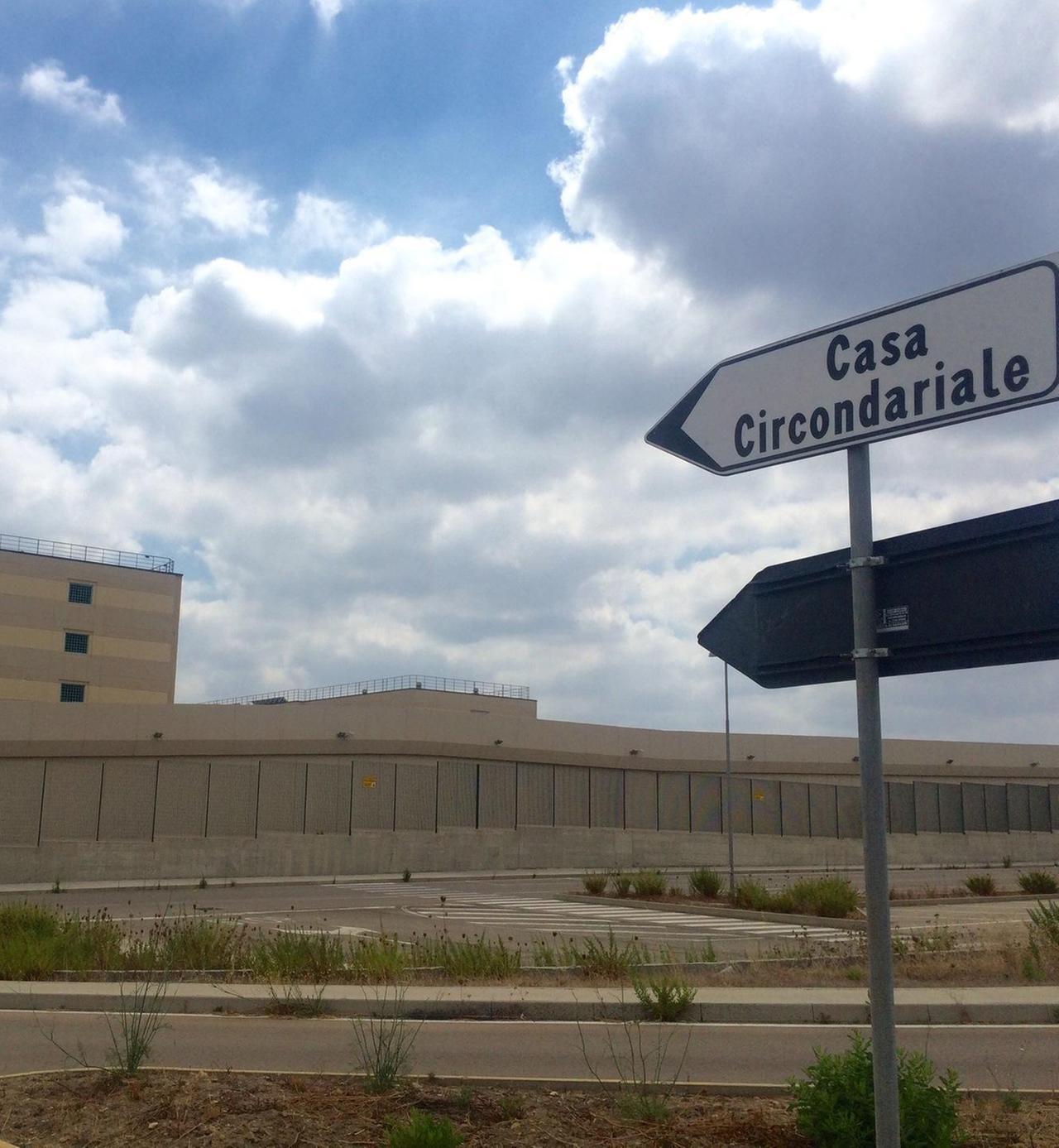 Carcere di Bancali: detenuto sniffa gas e aggredisce gli agenti