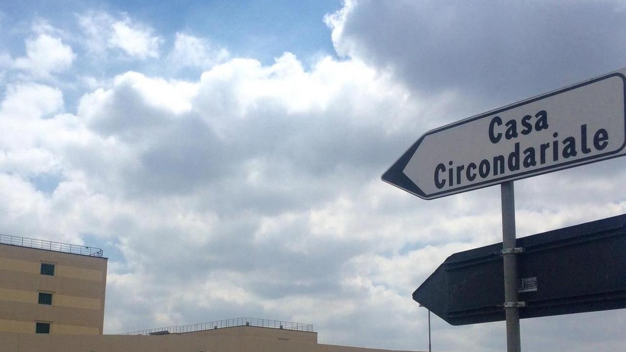 Carcere di Bancali: detenuto sniffa gas e aggredisce gli agenti