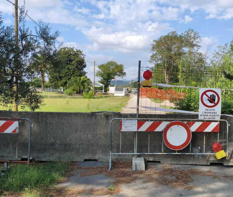 Montopoli, l’Arno si “mangia” l’argine e la strada. I residenti: «Non sappiamo come fare, siamo in trappola»