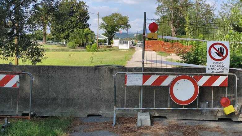 Montopoli, l’Arno si “mangia” l’argine e la strada. I residenti: «Non sappiamo come fare, siamo in trappola»