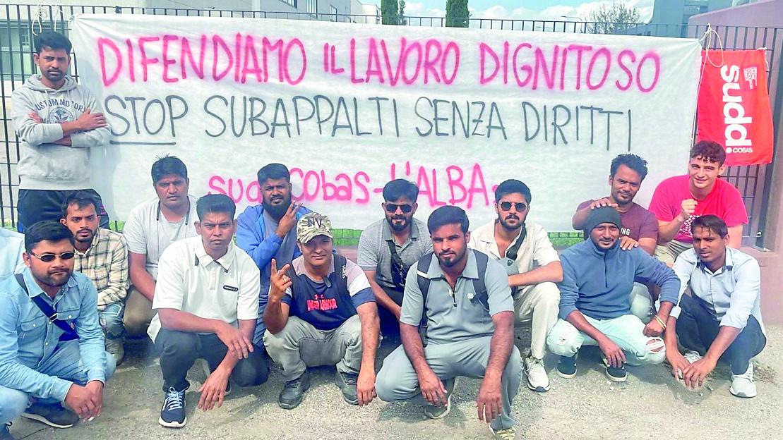 Il presidio dei lavoratori davanti all'azienda di Montemurlo