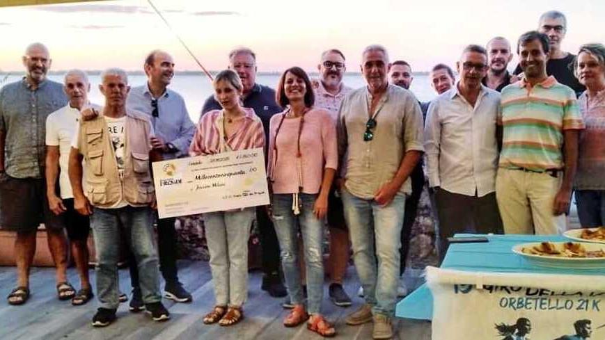 La consegna del maxi assegno