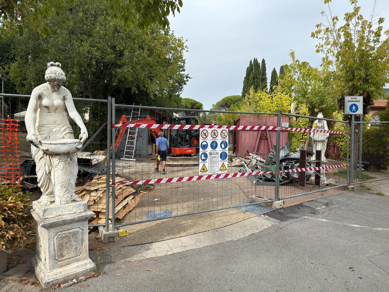La rimozione dei chioschi abbandonati (foto Nucci)