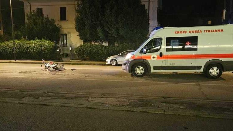 Ferrara, investe la moto e fugge: pirata della strada inseguito