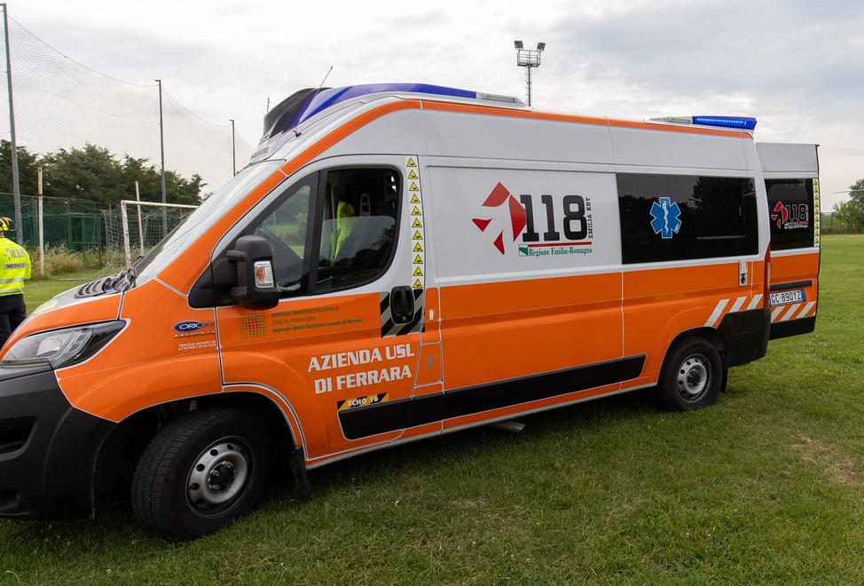 Assalito dalle api a Jolanda di Savoia, l’agricoltore: «Punture ovunque»