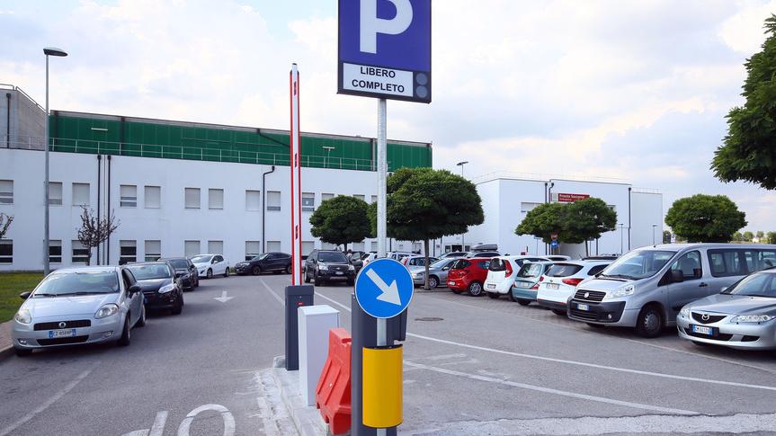 Auto elettriche a Ferrara, le ricariche nei parcheggi ospedalieri