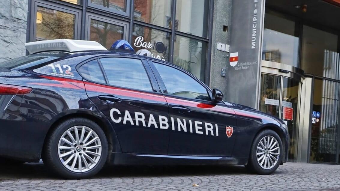 Tenta il suicidio, si lancia dal balcone e finisce addosso alla vicina di 83 anni che muore