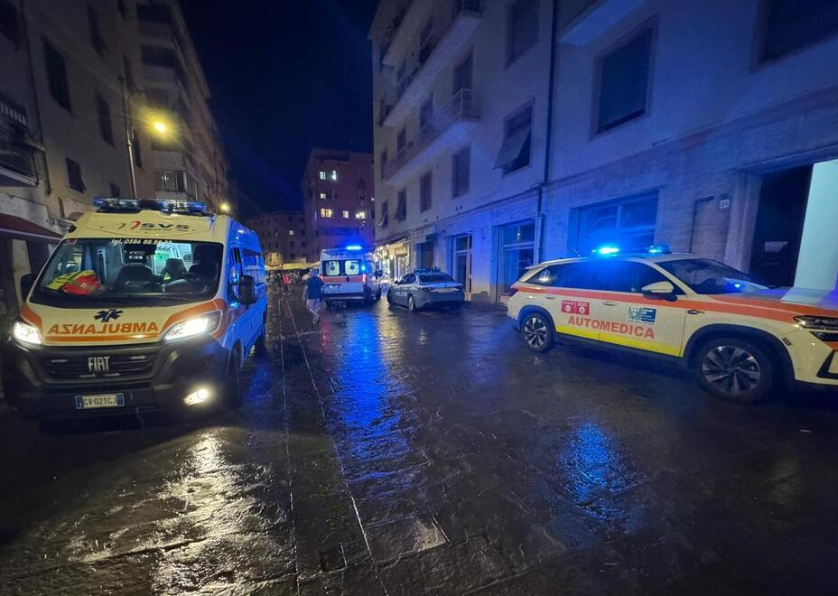 
	Le ambulanze della Svs, l&rsquo;automedica e una volante della polizia in via del Giglio


