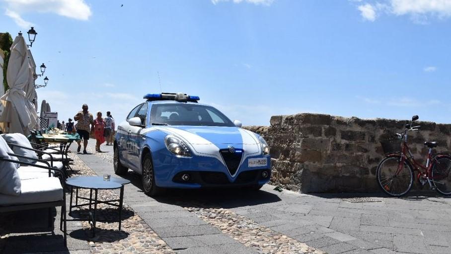 Alghero, dimuiscono i furti in spiaggia: controllate 4500 persone e 2000 auto