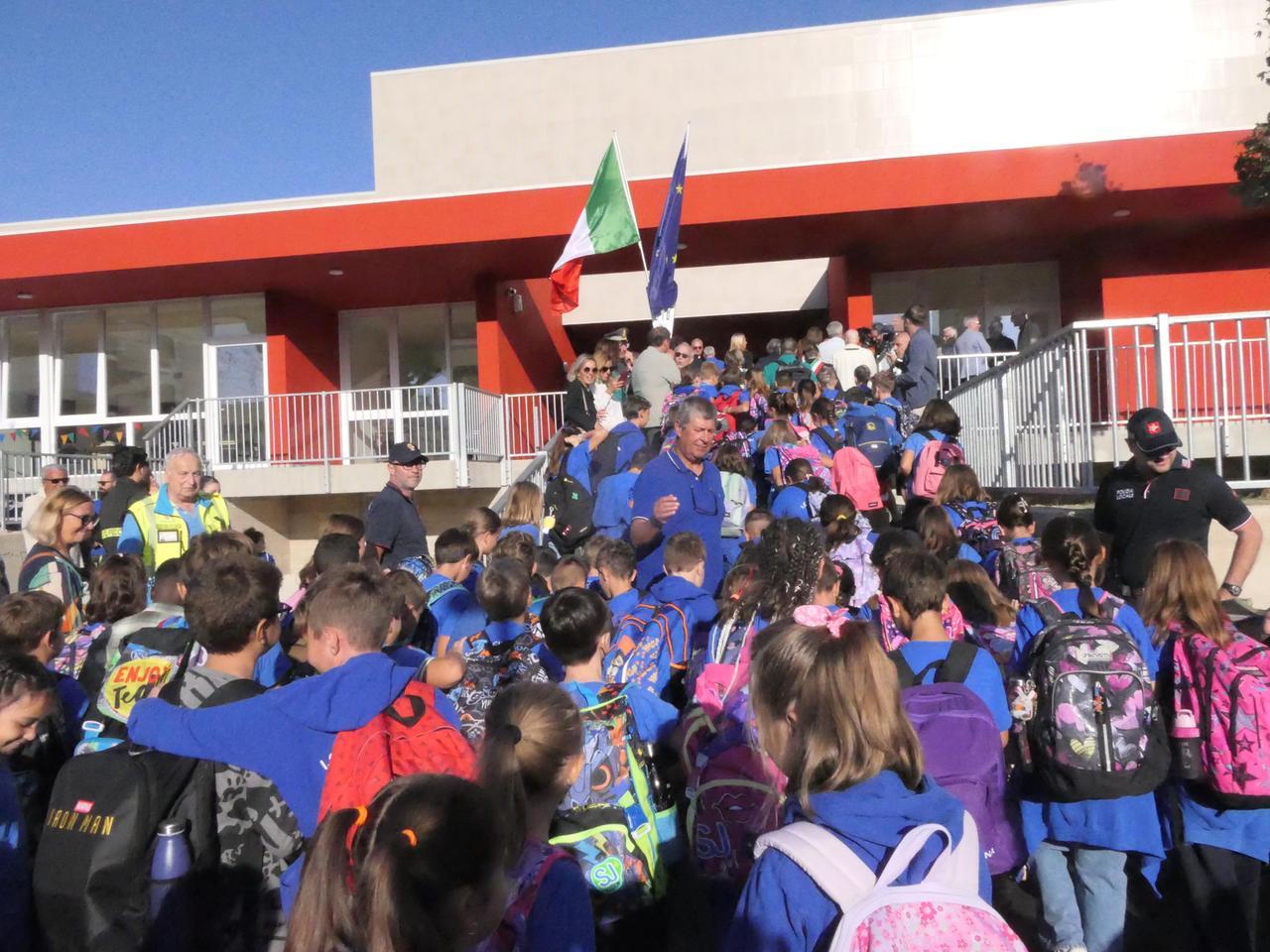 
	L'ingresso degli alunni stamani nella nuova scuola di Albinia (foto Enzo Russo)

