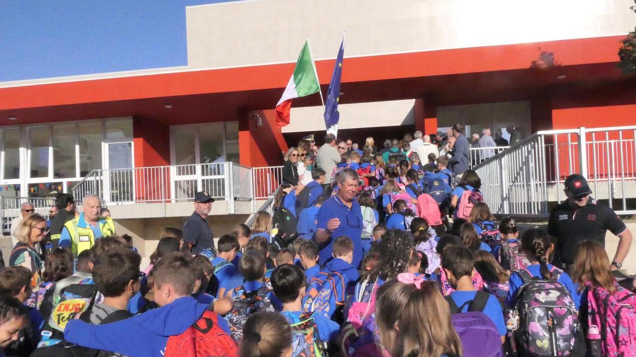 L'ingresso degli alunni stamani nella nuova scuola di Albinia (foto Enzo Russo)