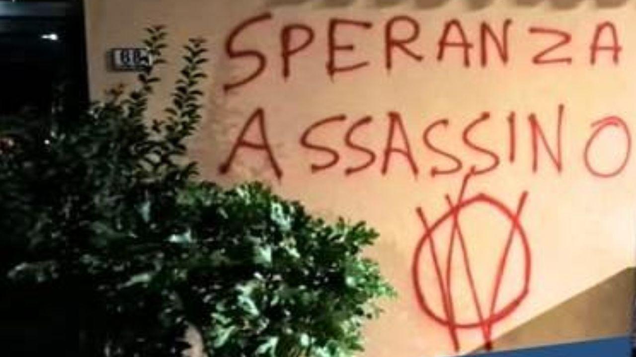 
	La scritta sul muro del circolo Arci di Candeglia

