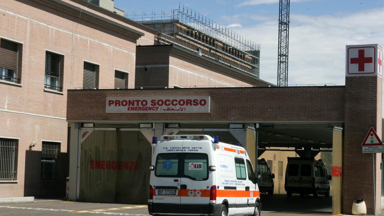 Investito da un furgone in retromarcia mentre sta lavorando