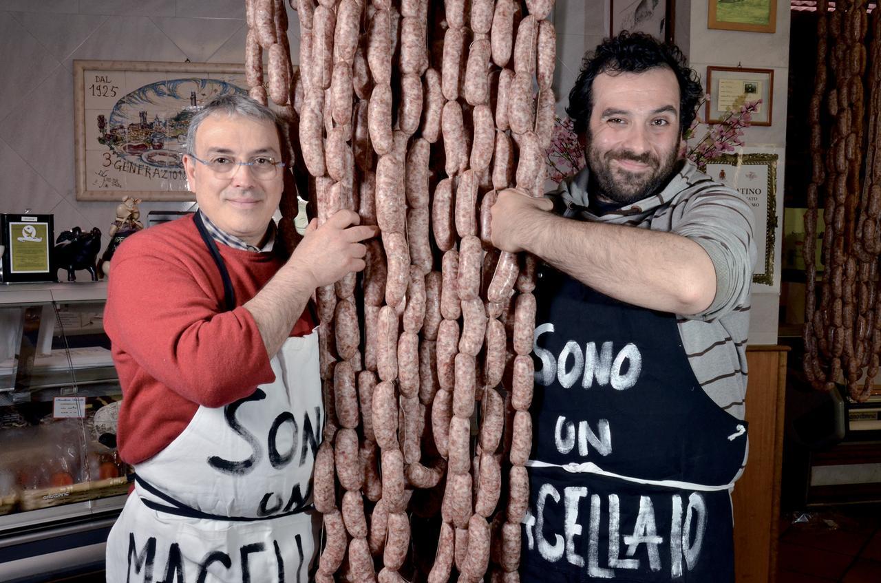Sergio e Andrea Falaschi e alcuni salumi di loro produzione (Foto Mollo)