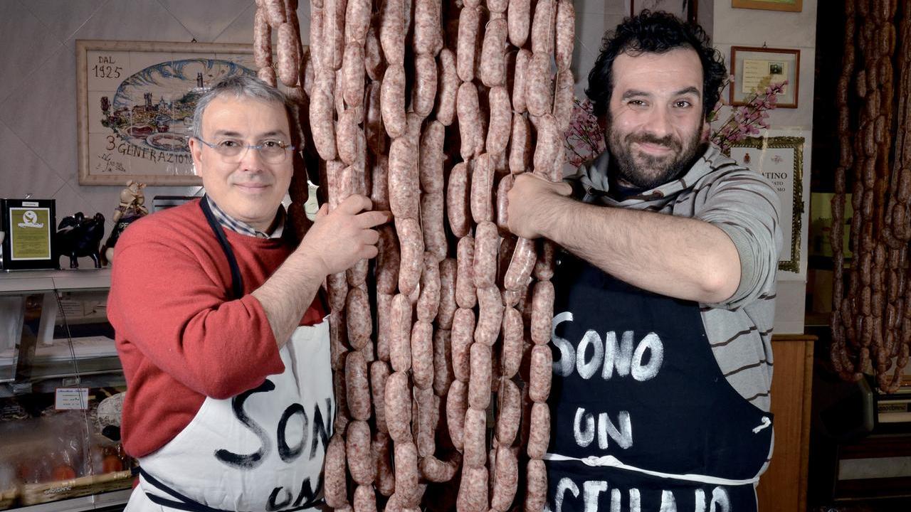 Sergio e Andrea Falaschi e alcuni salumi di loro produzione (Foto Mollo)