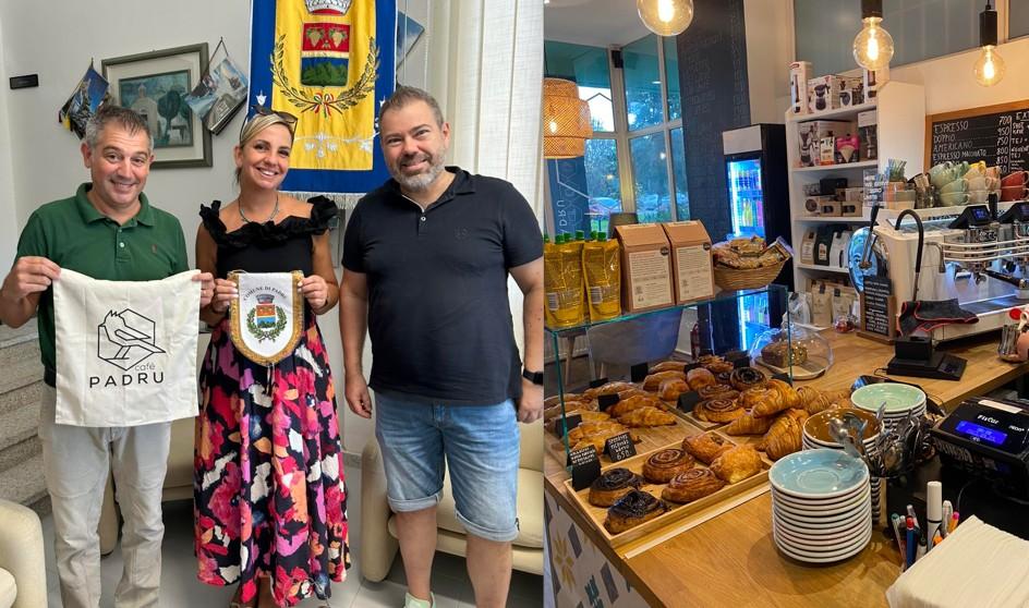 
	Il sindaco Idini (a sinistra) con i proprietari del&nbsp;Caf&egrave; Padru

