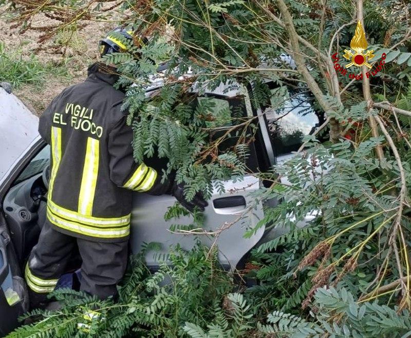 Auto fuori strada a Novellara: due feriti incastrati nell’abitacolo