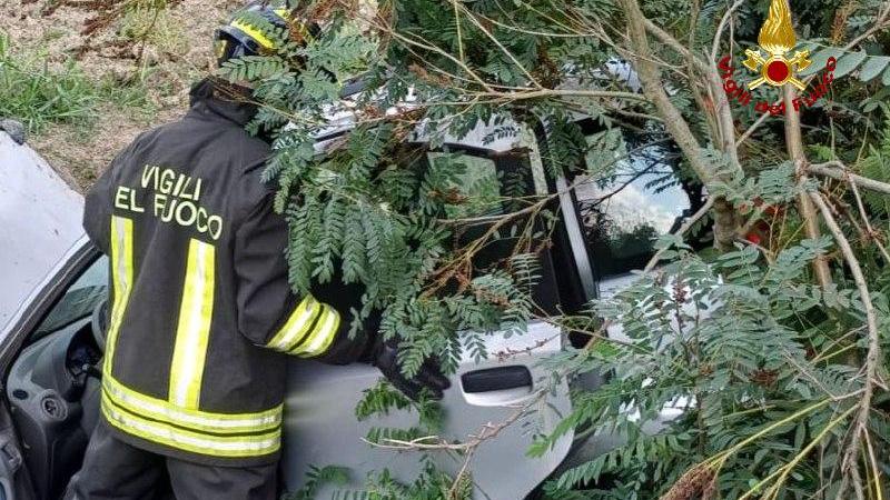 Auto fuori strada a Novellara: due feriti incastrati nell’abitacolo