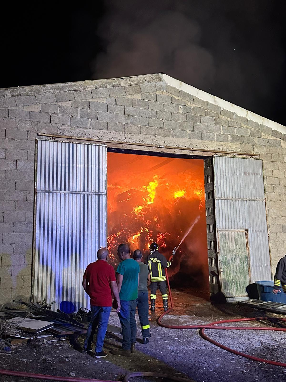 A fuoco un capannone nelle campagne di Bonnanaro