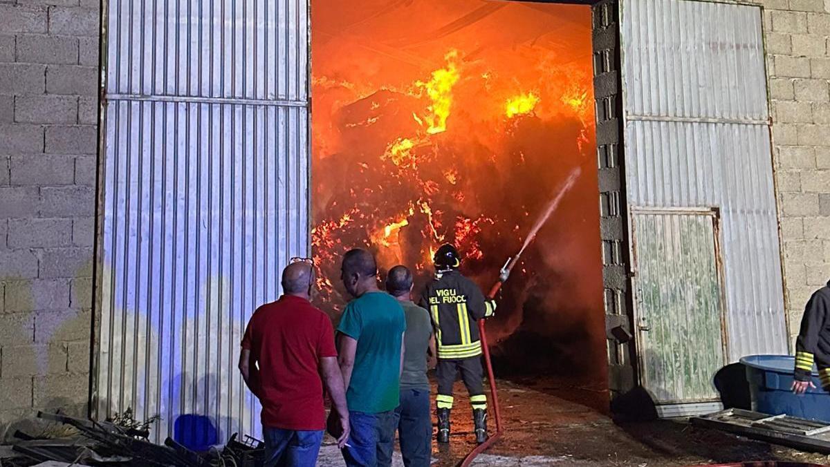 A fuoco un capannone nelle campagne di Bonnanaro
