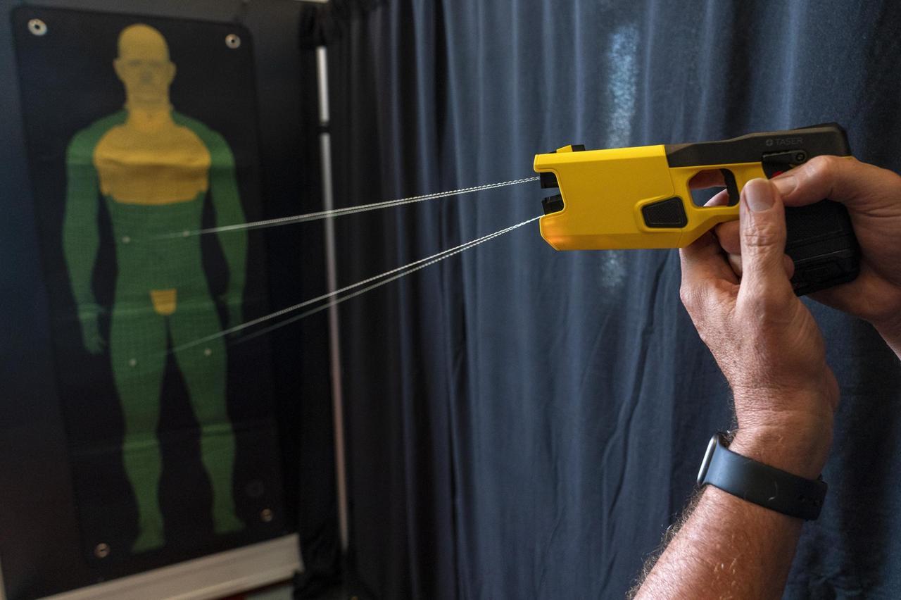 Muore dopo essere stato colpito col taser: terzo caso in un mese dopo Olbia e Genova
