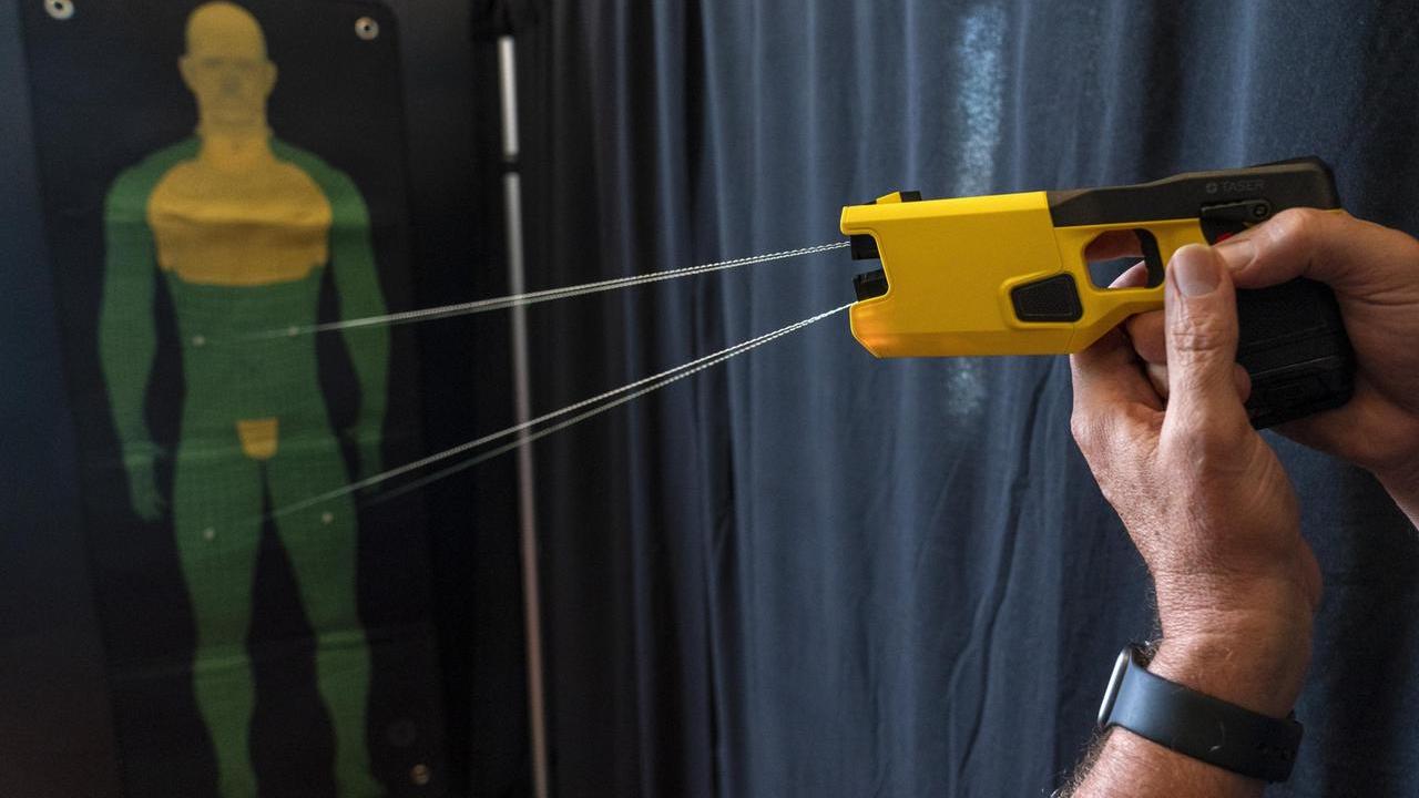 Muore dopo essere stato colpito col taser: terzo caso in un mese dopo Olbia e Genova