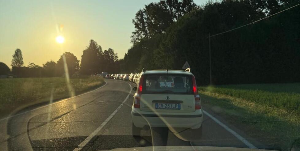 
	La coda chilometrica al passaggio a livello di strada Contrada

