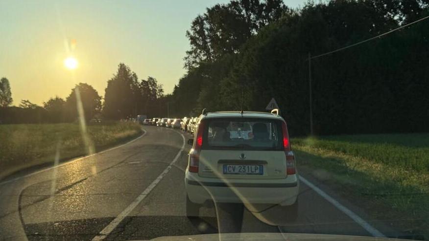 La coda chilometrica al passaggio a livello di strada Contrada