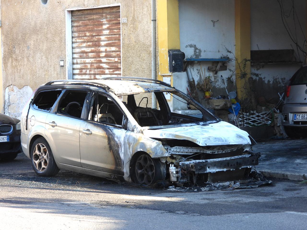 
	L'auto andata a fuoco <em>(foto Francesco Pinna)</em>


