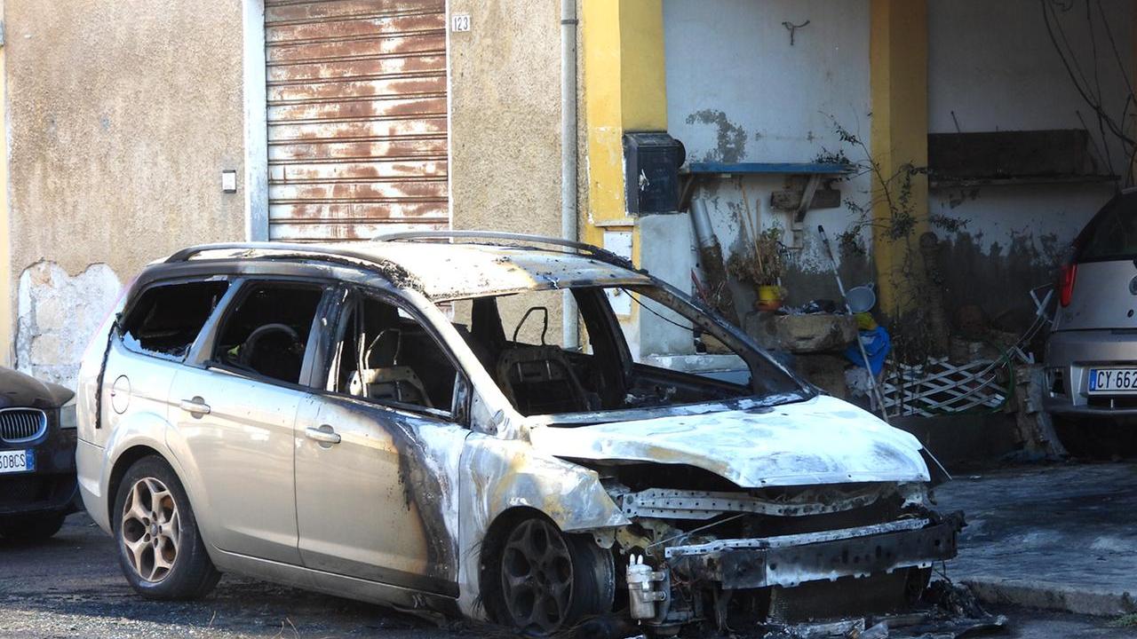 L'auto andata a fuoco <em>(foto Francesco Pinna)</em>