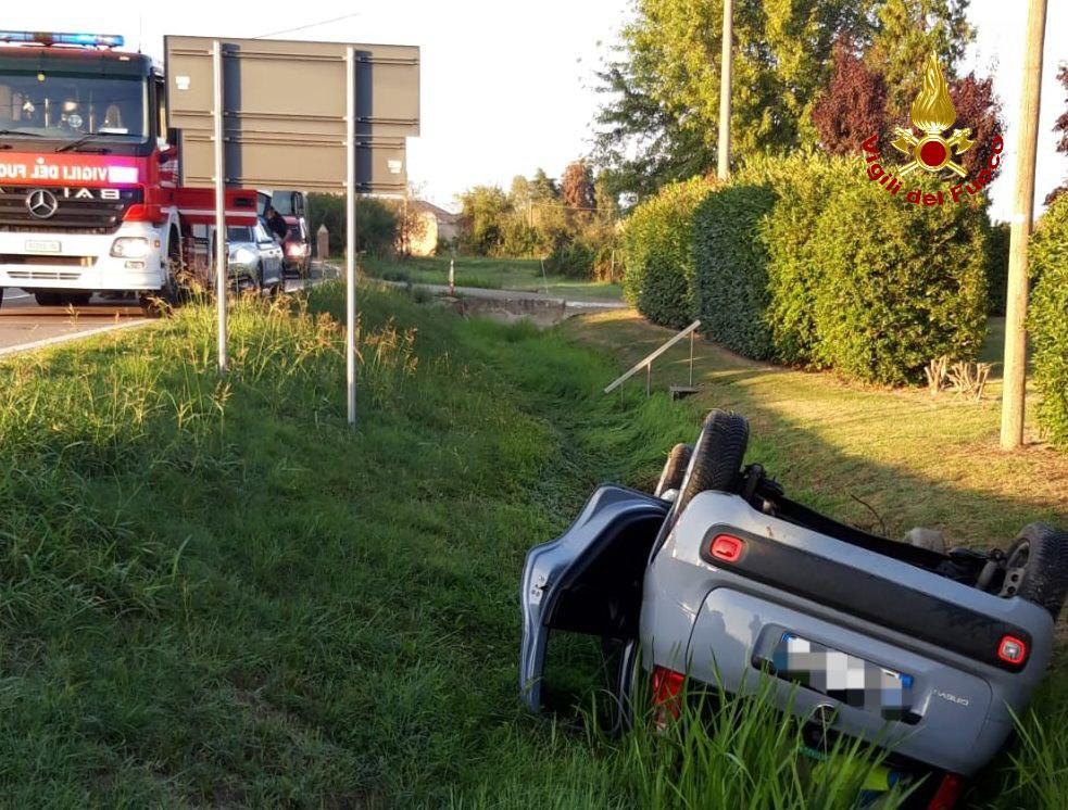 Auto esce di strada e si cappotta nel fosso