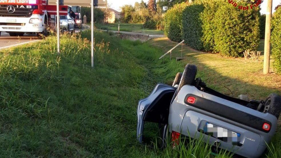Auto esce di strada e si cappotta nel fosso