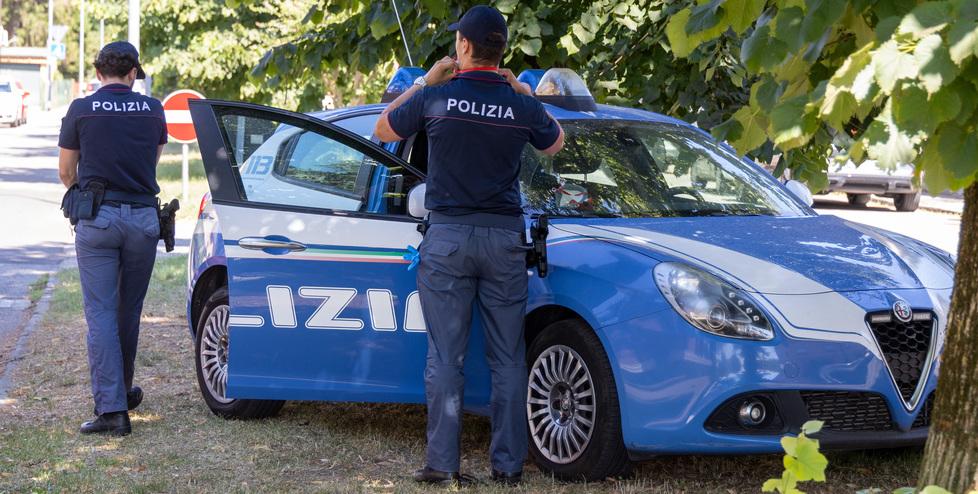 Ferrara, gli chiede di lasciare il bar e lui la colpisce in testa