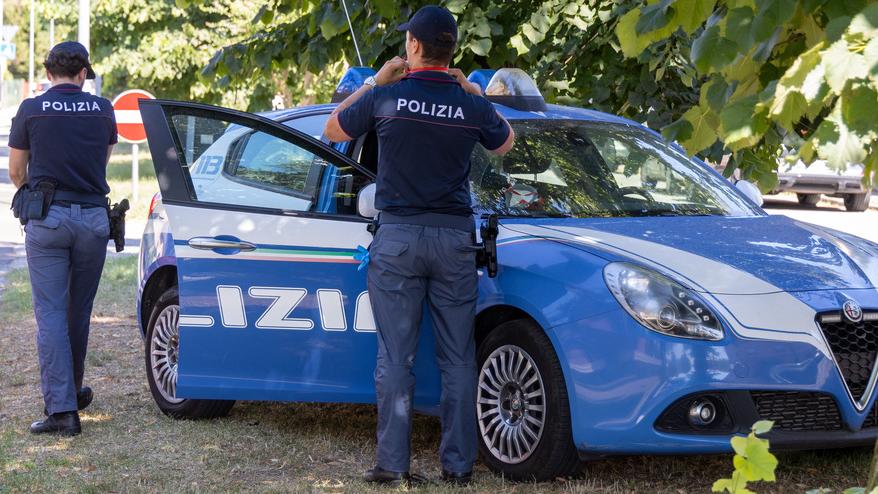 Ferrara, gli chiede di lasciare il bar e lui la colpisce in testa