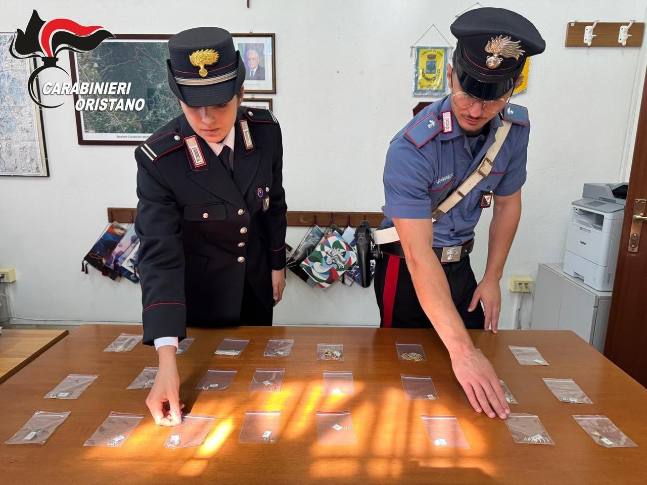 Trovata col bottino di alcuni furti di gioielli, denunciata per ricettazione