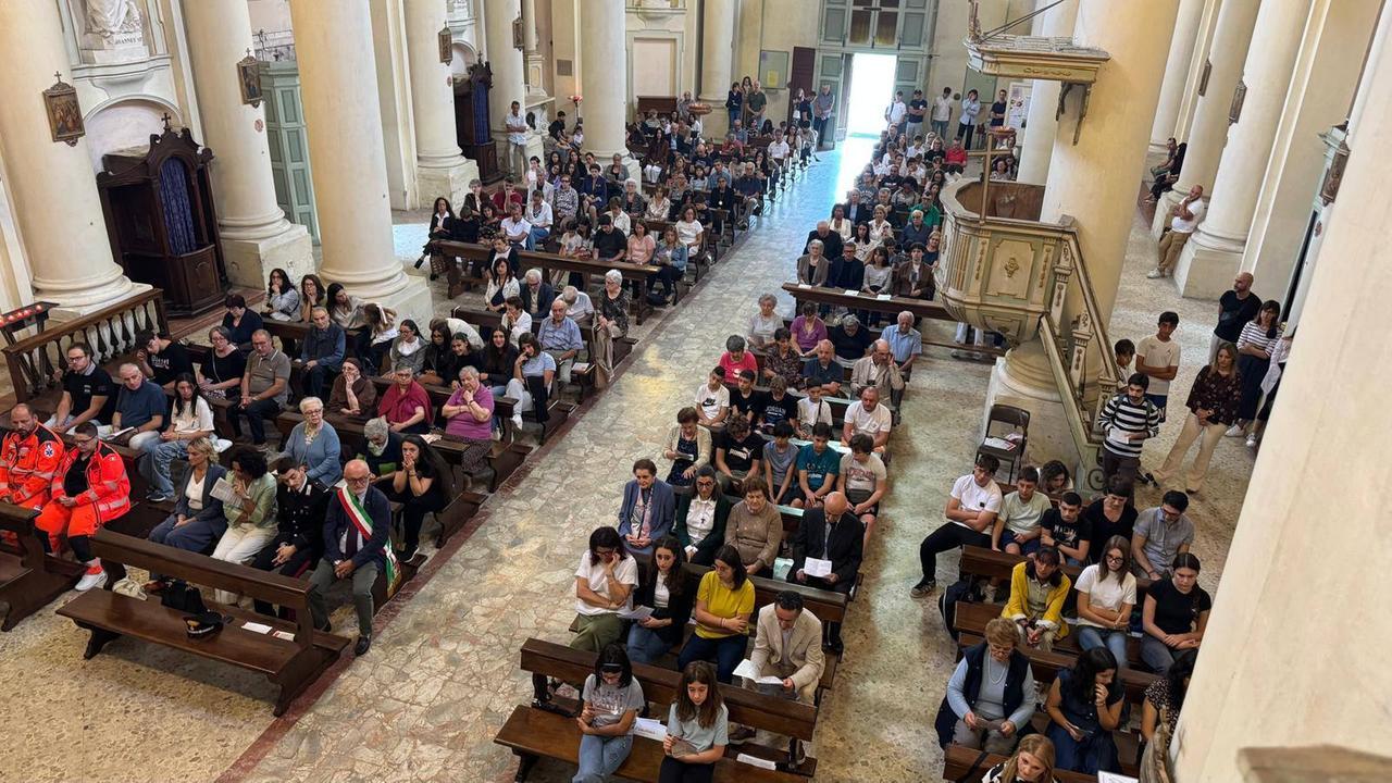 Chiesa gremita a Cadelbosco Sopra per l’arrivo di don Daniele Casini