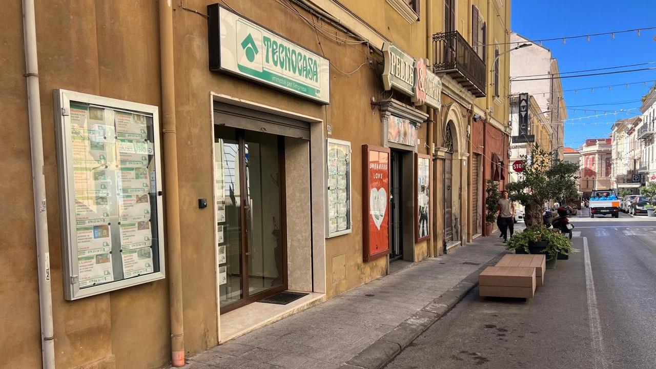 In agenzia armato di coltello: voleva farsi restituire il denaro pagato per un locale