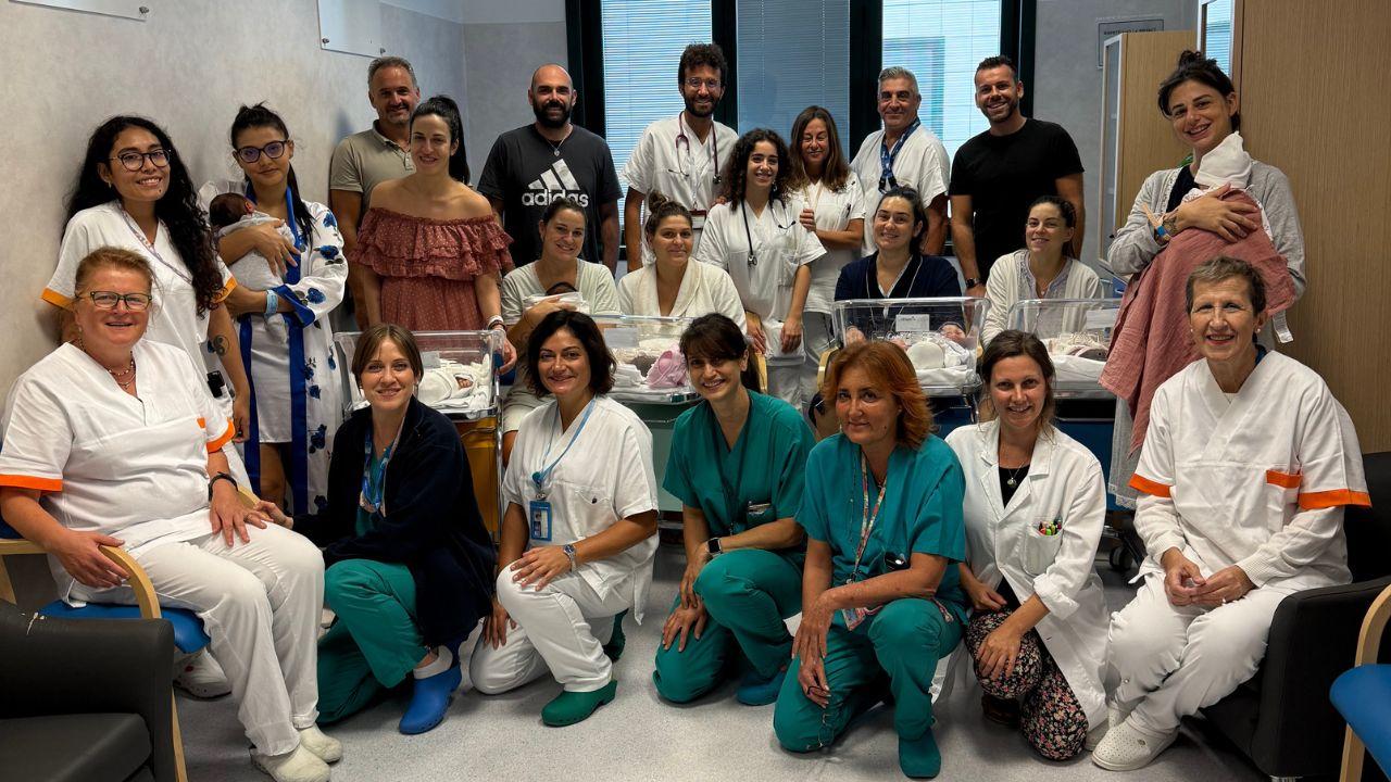 
	I sette bambini nati nella stessa notte a Empoli con i genitori e lo staff del San Giuseppe

