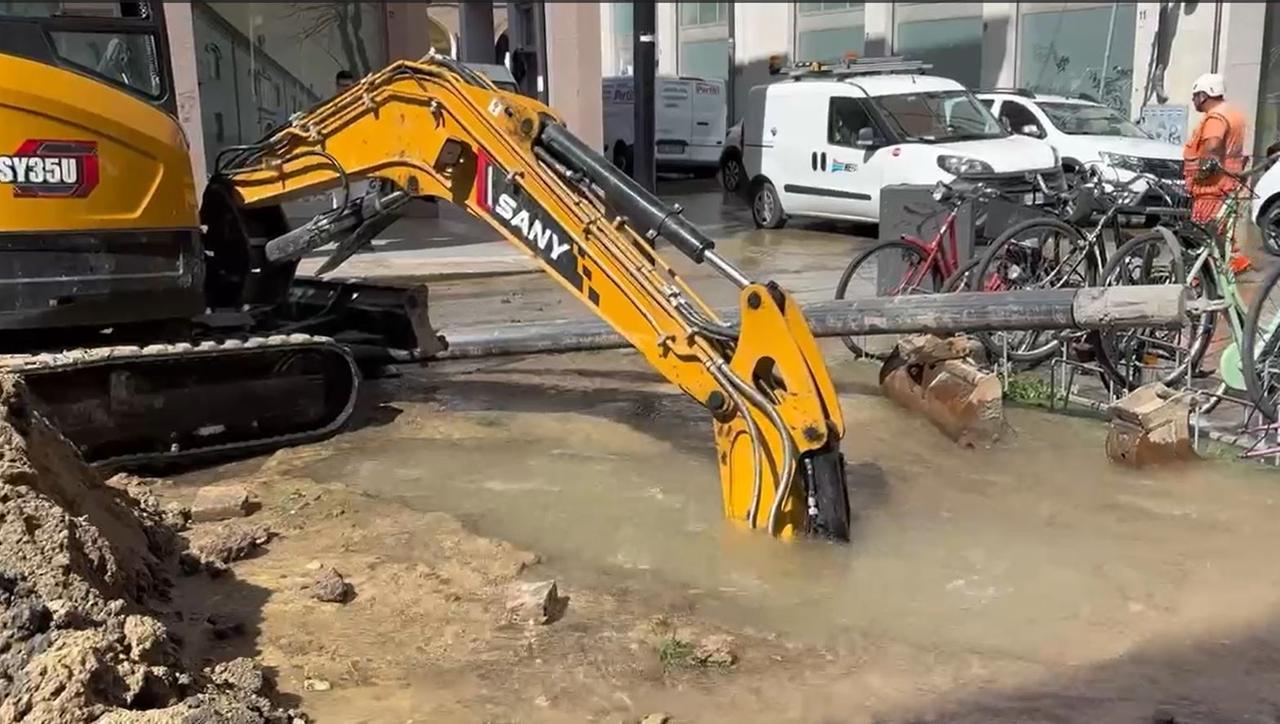 Si rompe un tubo dell’acqua, allagata piazza Gobetti a Ferrara