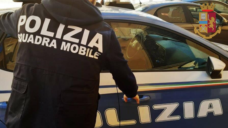 Pistoia, litiga in una concessionaria di auto e minaccia i titolari con un fucile: arrestato dopo un folle inseguimento