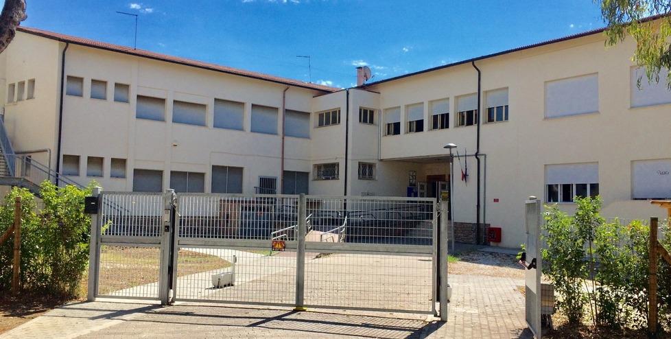 Cecina, vandali in azione alla Galilei: scritte oscene in uno dei locali