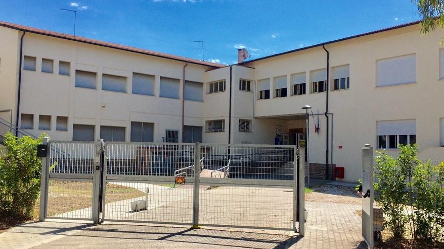 Cecina, vandali in azione alla Galilei: scritte oscene in uno dei locali