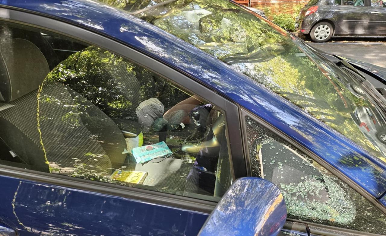 
	Il finestrino dell'auto spaccato

