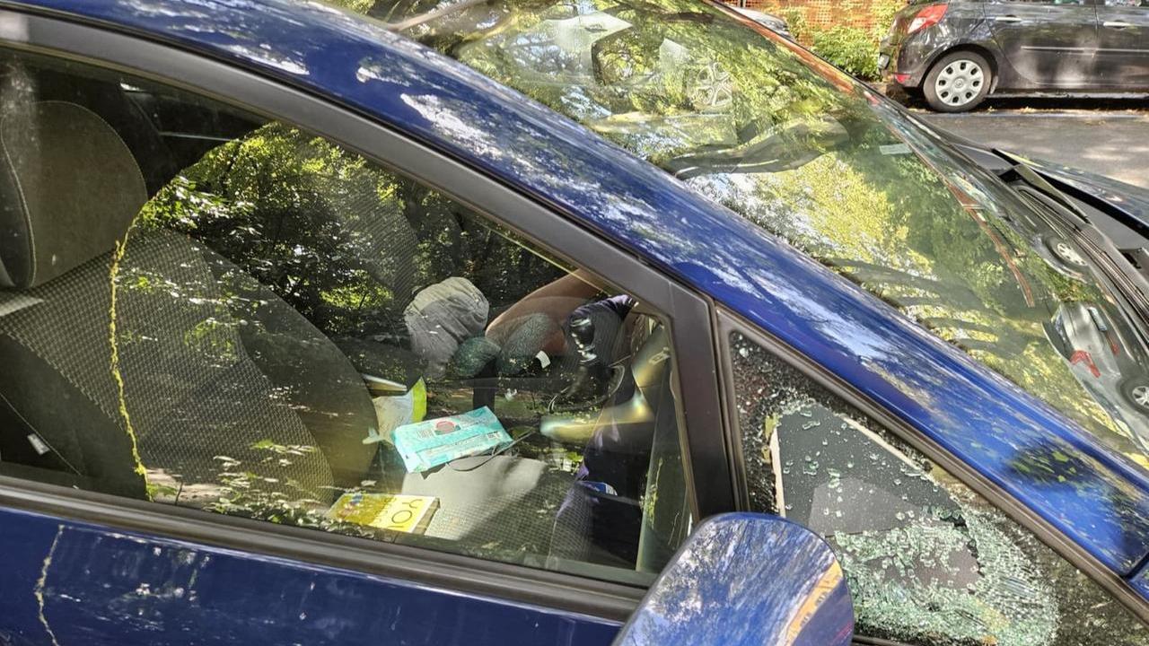 Il finestrino dell'auto spaccato