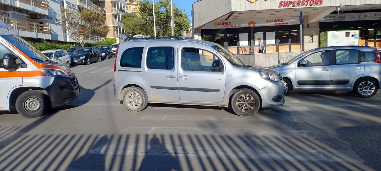 Anziana travolta sulle strisce pedonali da un’auto: indagini della polizia locale