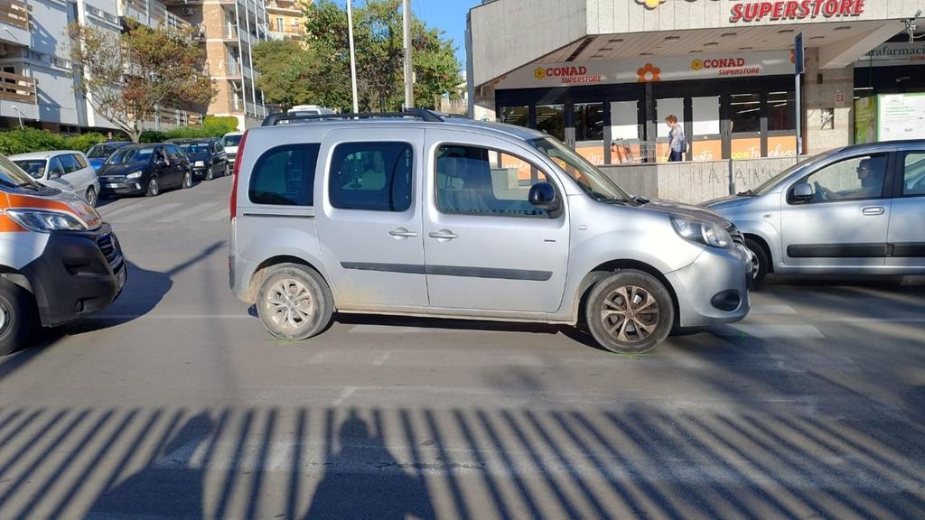 Anziana travolta sulle strisce pedonali da un’auto: indagini della polizia locale