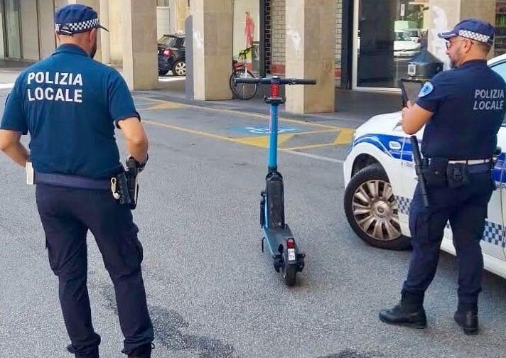 Contromano in monopattino, spintona e insulta gli agenti a Ferrara: denunciato